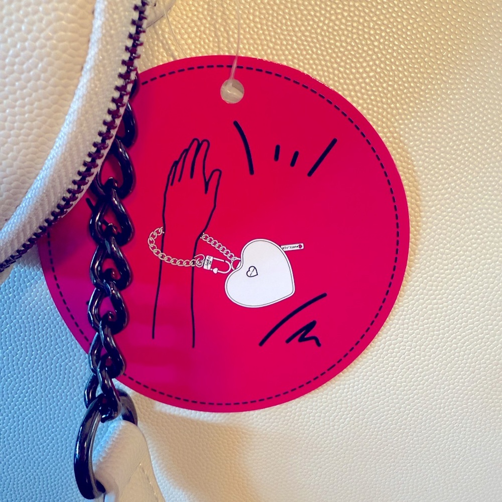 Betsey Johnson NWT Cream XOX Tote Shoulder Bag With Removable Heart Pouch (P105) - Picture 10 of 10